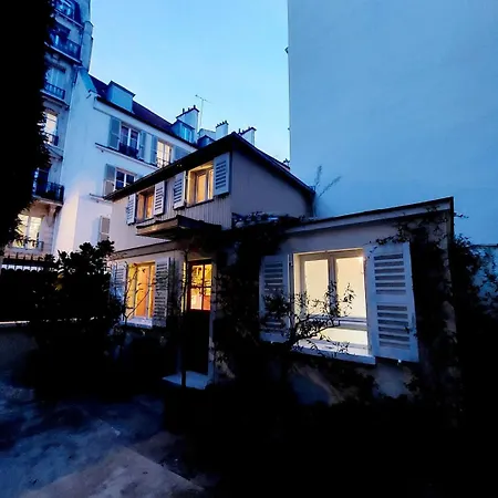 Small Duplex House In Batignolles Paryż