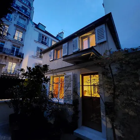 Small Duplex House In Batignolles דירה *