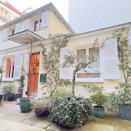 Small Duplex House In Batignolles Paryż
