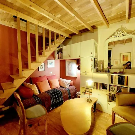 Small Duplex House In Batignolles Parigi