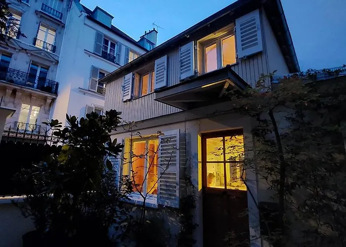 Small Duplex House In Batignolles 아파트 *