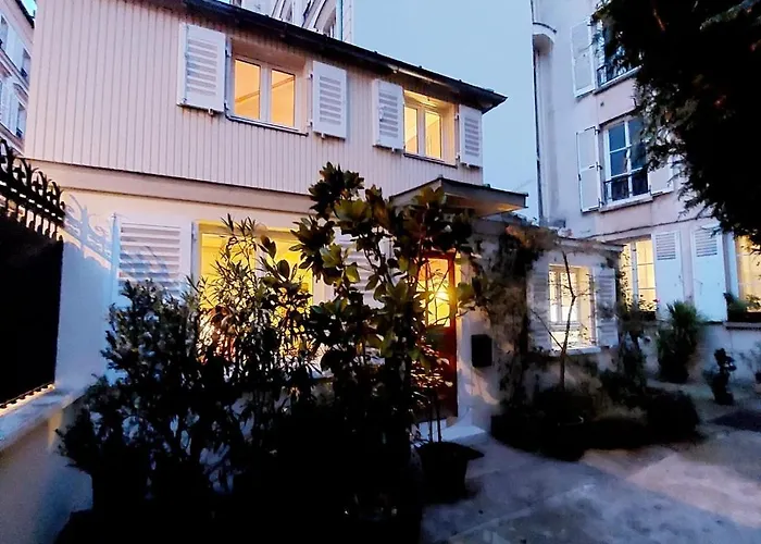 아파트 Small Duplex House In Batignolles *